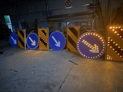 吕梁吕梁河南太阳能交通标牌 河南自发光交通路标牌厂家